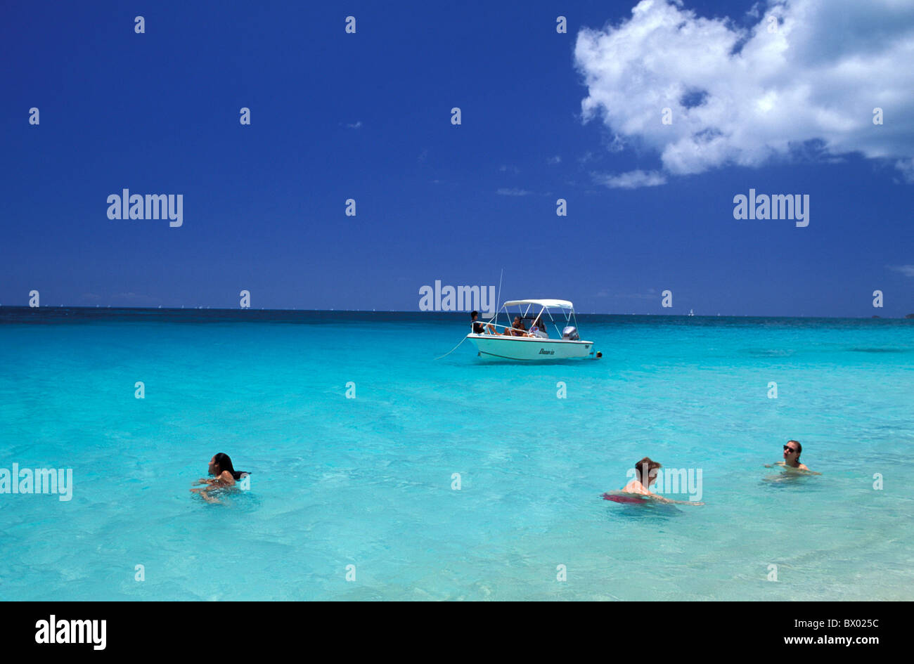 Des Caraïbes Antigua la baignade à la plage de Darkwood groupe bateau baignade plage mer Banque D'Images