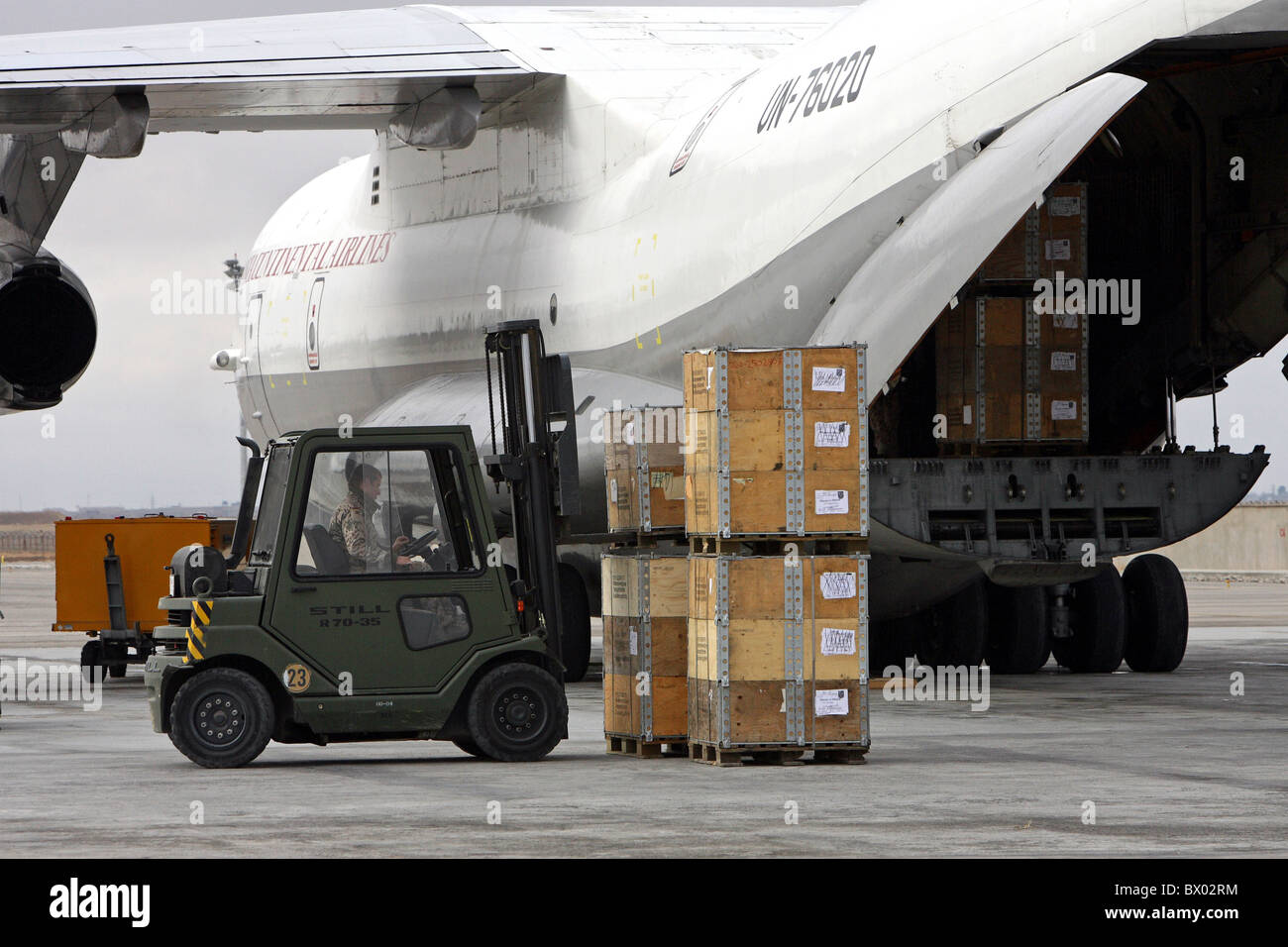 Déchargement d'un avion cargo à l'aéroport au Camp Marmal, Mazar-e Sharif, Afghanistan Banque D'Images