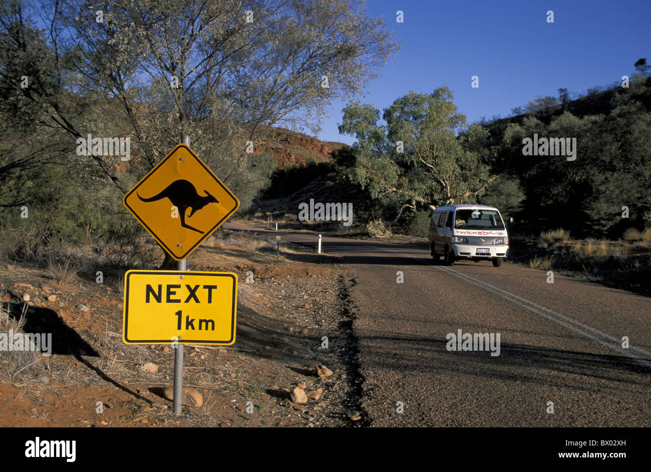 Australie Territoire du Nord Ouest Centre Rouge McDonnel national park Camping-van street sign warning attenti Banque D'Images