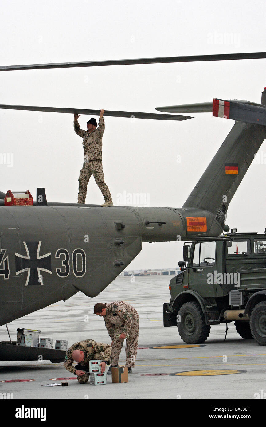 Contrôle mécanique d'un hélicoptère, à Mazar-e Sharif, Afghanistan Banque D'Images
