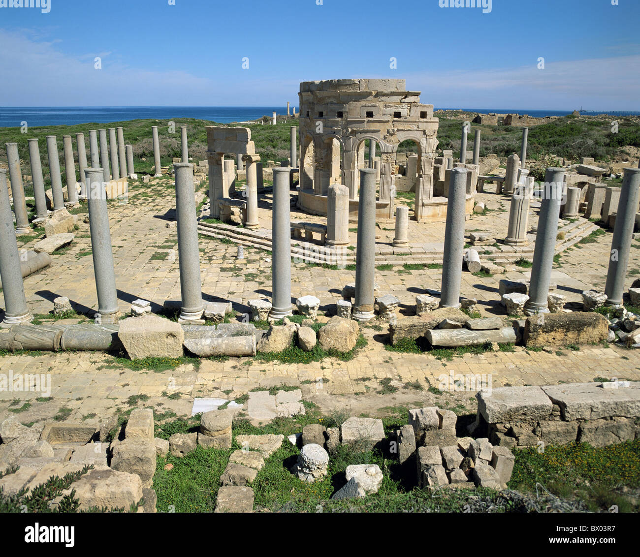 Un monde ancien antiquité coast Leptis Magna Libye romaine vestiges romains de la mer marché aperçu des colonnes Banque D'Images
