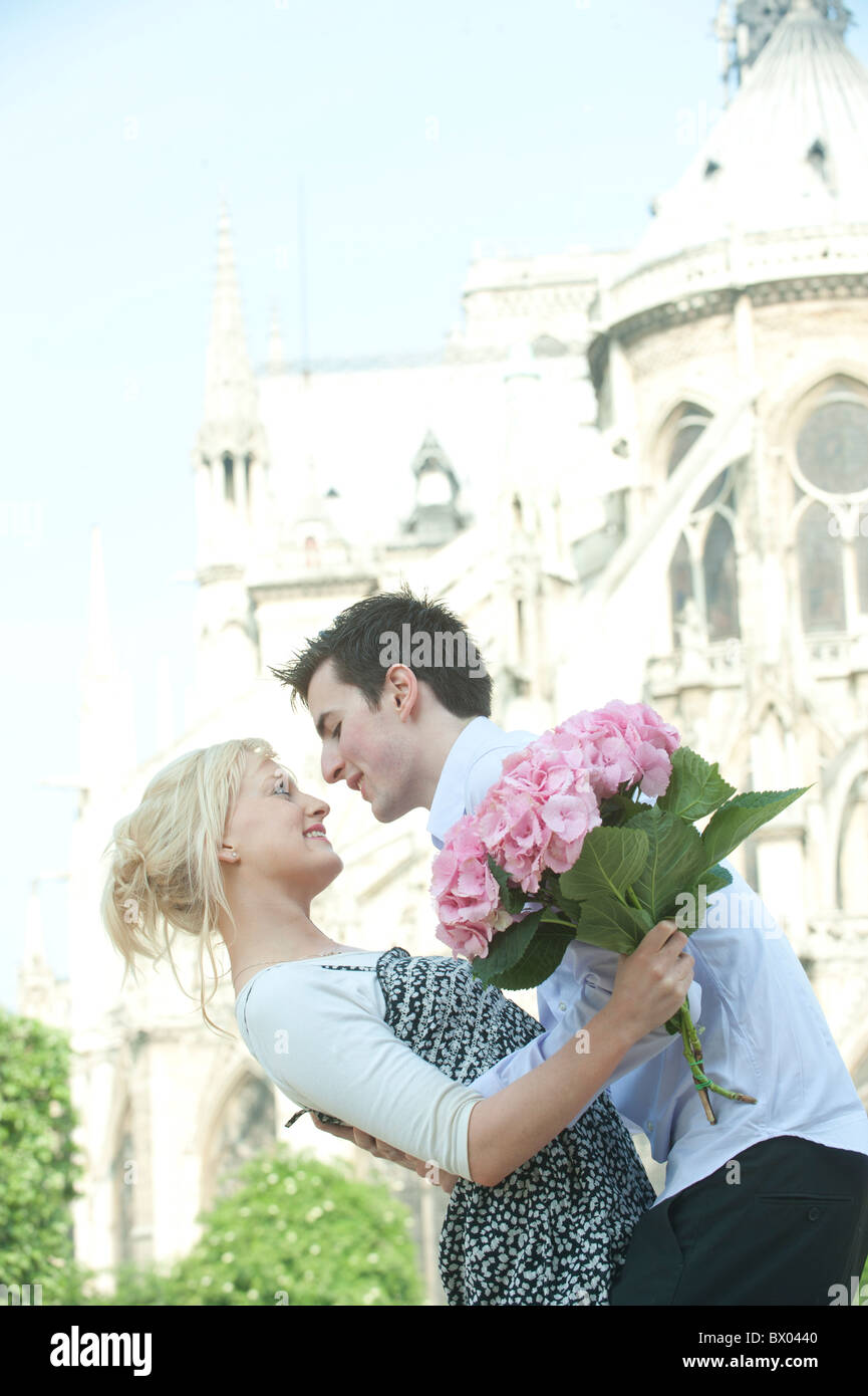 Couple sur le point de baiser près de monument historique près de Notre Dame Banque D'Images