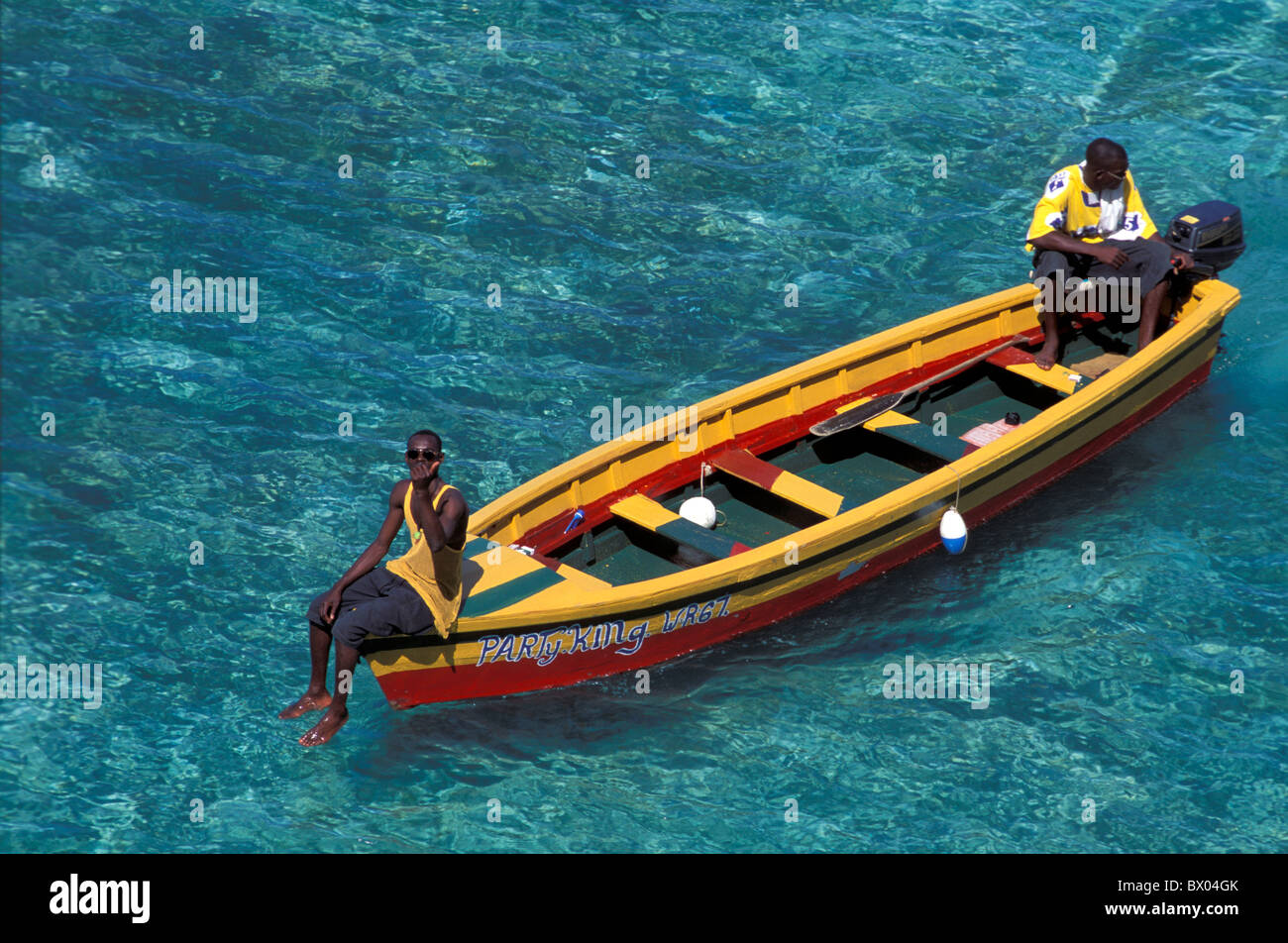 Bateau moteur bateau Hibiscus Lodge Jamaïque modèle ne libération Ocho de Rio mer des Caraïbes deux hommes Banque D'Images