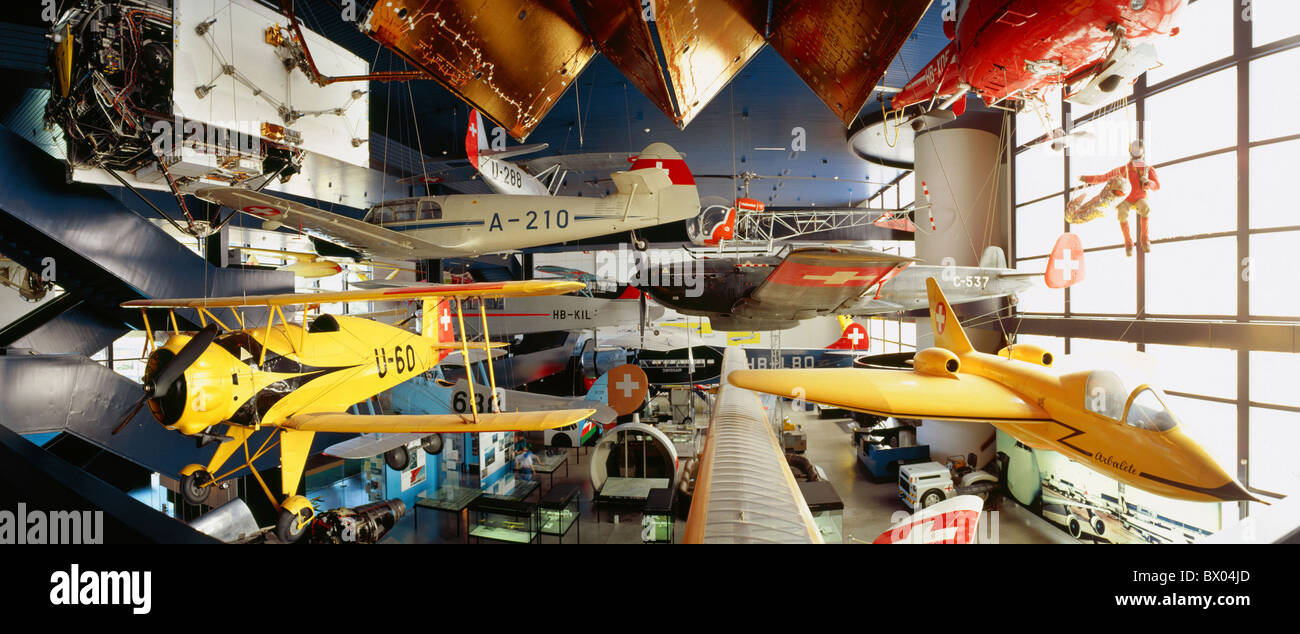 Airplane fly Hall du musée de l'aviation historique Suisse Europe panorama grand angle musée trafic Lucerne Banque D'Images