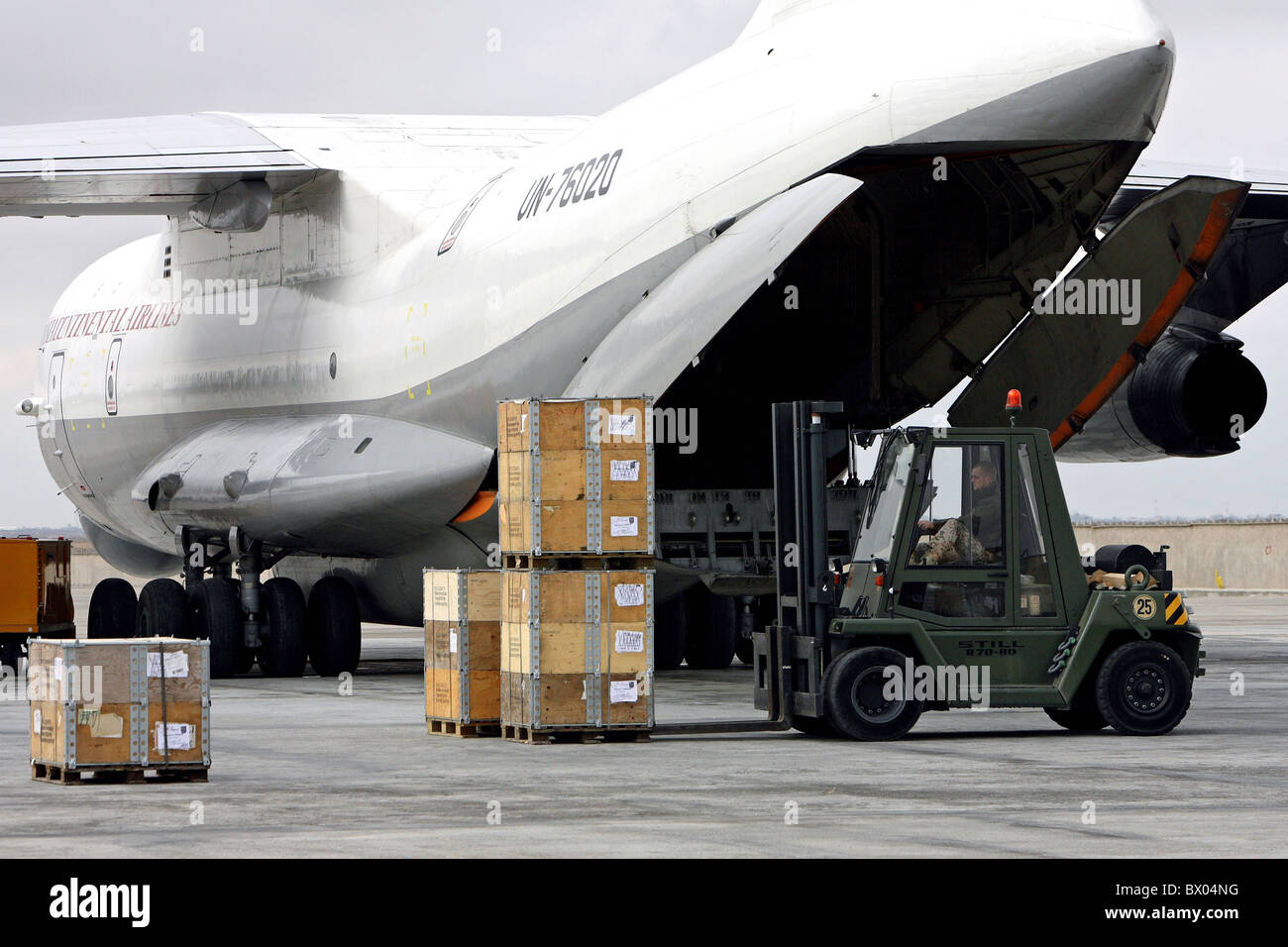 Déchargement d'un avion cargo à l'aéroport au Camp Marmal, Mazar-e Sharif, Afghanistan Banque D'Images
