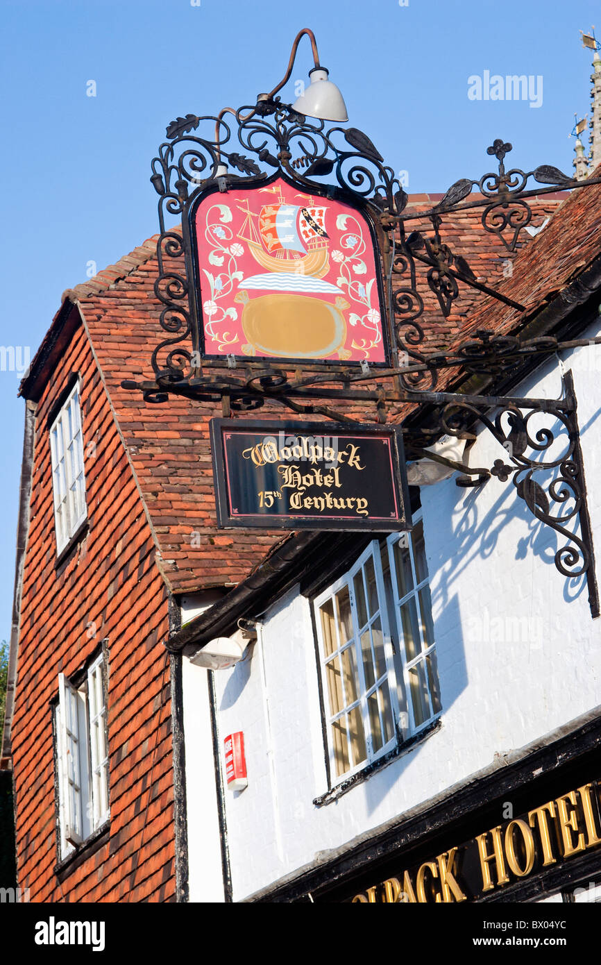 The Woolpack Hotel montrant l'historique Pub Sign, High Street, Tenterden, Kent, Angleterre, ROYAUME-UNI Banque D'Images