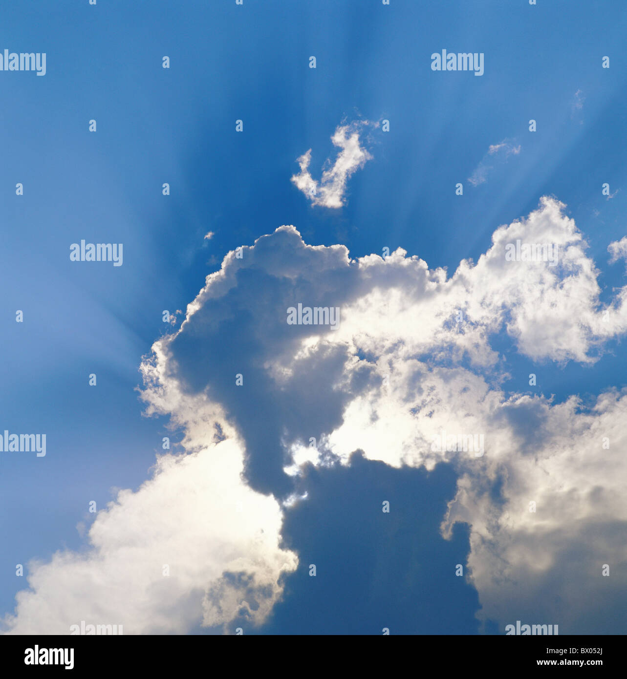 Lumière arrière bords argent rayons soleil météo nuages poutres blanc bleu Banque D'Images