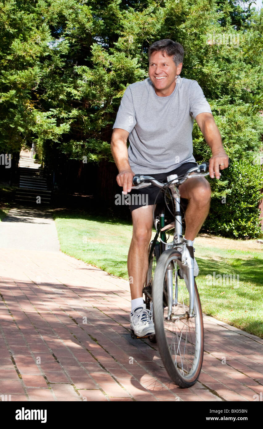Caucasian man riding bicycle Banque D'Images