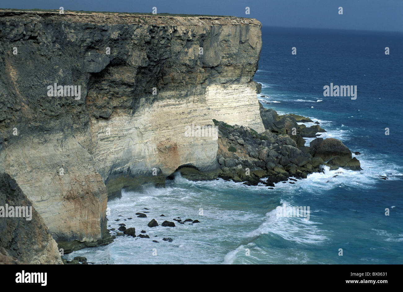 Falaises hautes falaises de la côte d'Australie Parc national de Nullarbor mer paysage paysage roches l'Australie du Sud su Banque D'Images