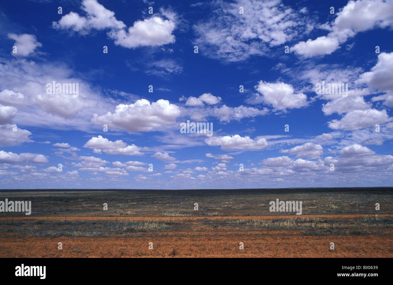 L'Autoroute du désert 32 nuages Australie Outback niveau paysage paysages rares plaine sud de l'Australie près de Ming Banque D'Images