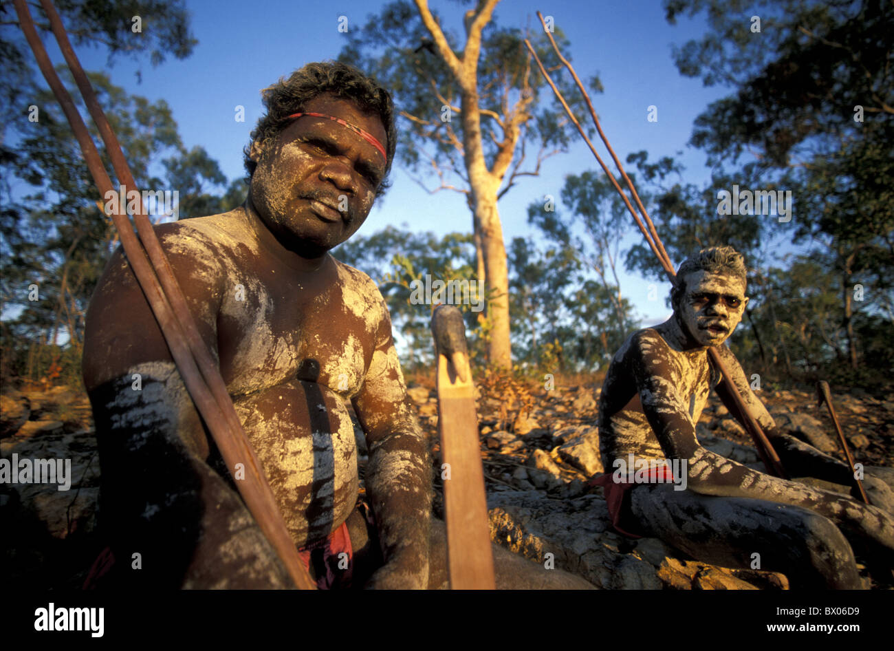 Les Aborigènes d'Australie d'armes indigènes Manyallaluk hunter modèle ne libération peintures du Territoire du Nord Banque D'Images
