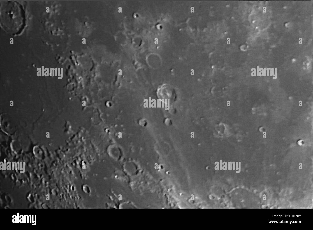 Coupe d'astronomie partie close up detail Mare Nubium cratère lunaire lune noir et blanc surface surface Banque D'Images