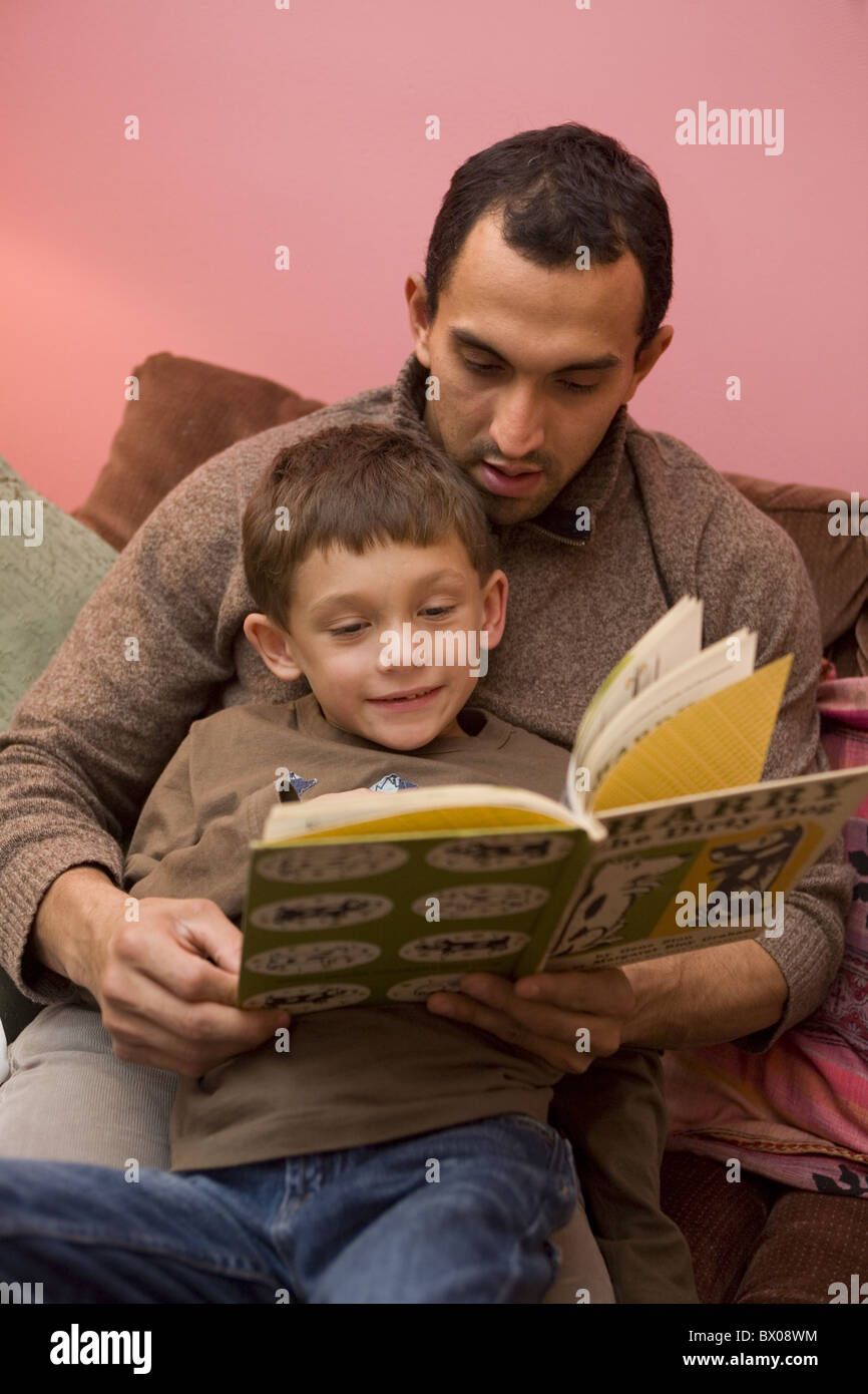 Père et fils lire un livre ensemble. (L'enfant est vivant et polonaise guatémaltèque en Amérique latine) Banque D'Images