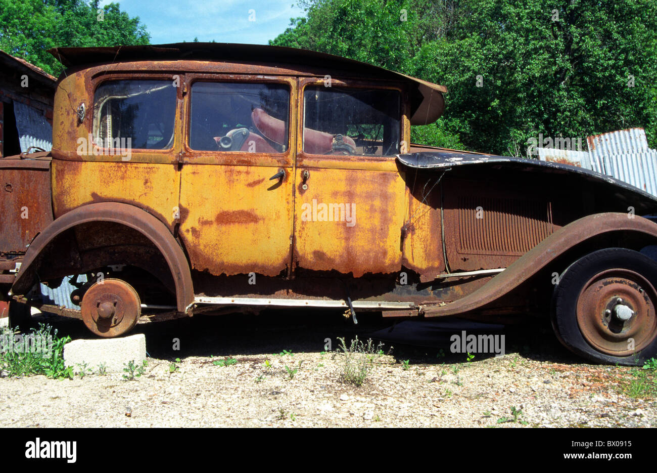 Personne de la vieillesse automobile voiture ancienne cassé grille rendez  épave rouille ruine ferraille la ferraille de véhicules Photo Stock - Alamy