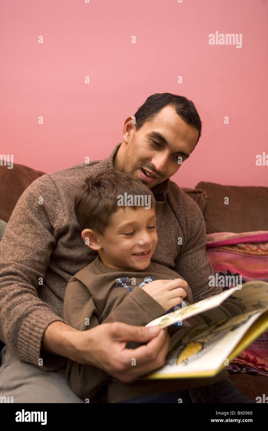 Père et fils lire un livre ensemble. (L'enfant est vivant et polonaise guatémaltèque en Amérique latine) Banque D'Images