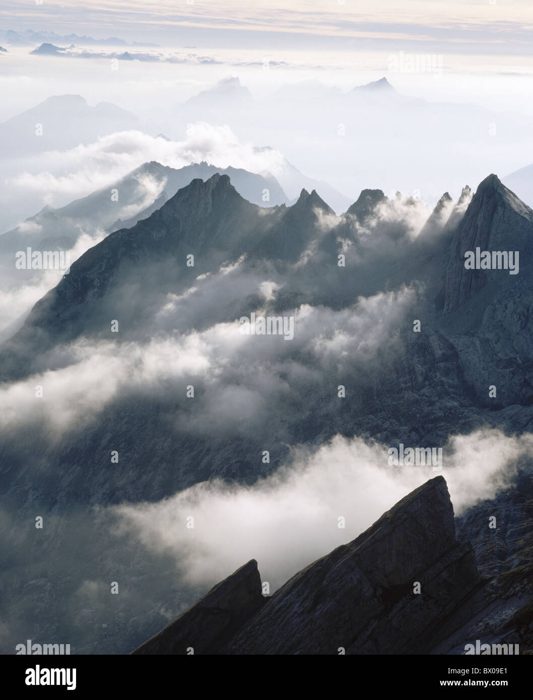 Avis de brouillard sur les montagnes de l'Alpstein Suisse Europe Suisse orientale humeur points ouest paysages Banque D'Images