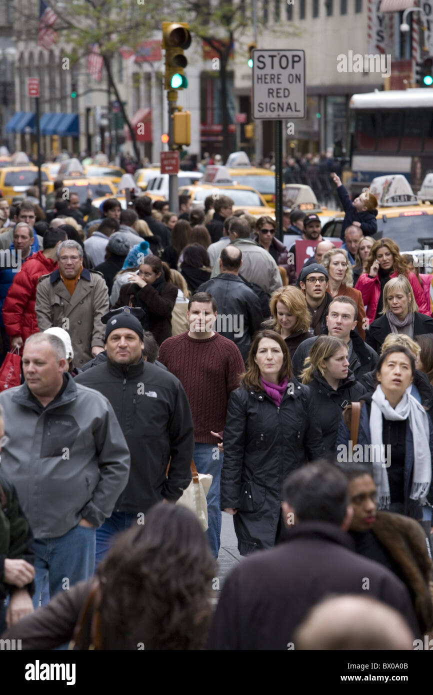 5e Avenue 5e Avenue Noël Amérique Manhattan NYC New York City USA villes foule foules bondées de concordance des fêtes l Banque D'Images