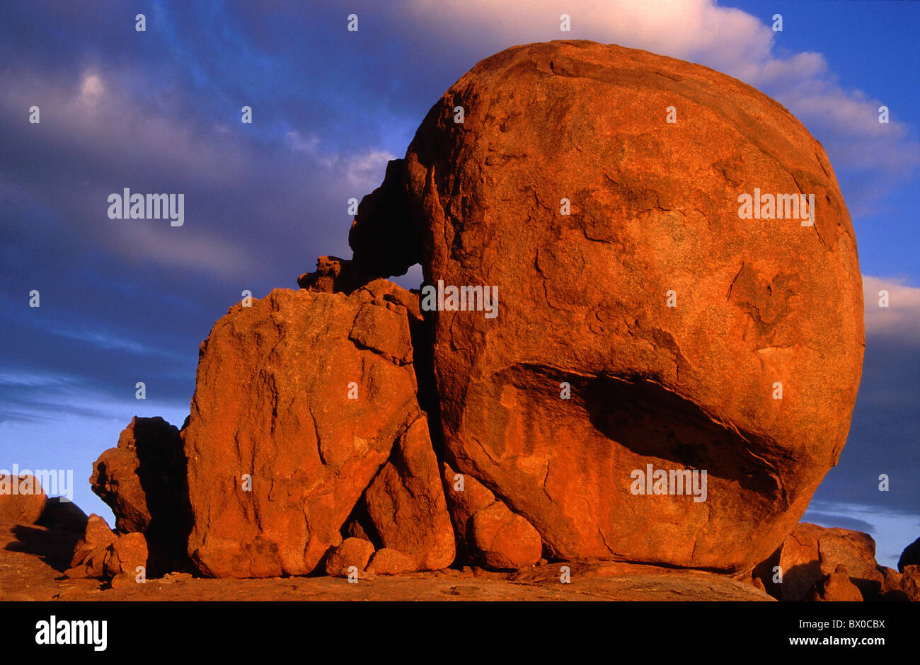 L'Australie léger le soir des formes formes bizarres Blue Devils Marbles rock cliff rock formation rock recuisent dese Banque D'Images