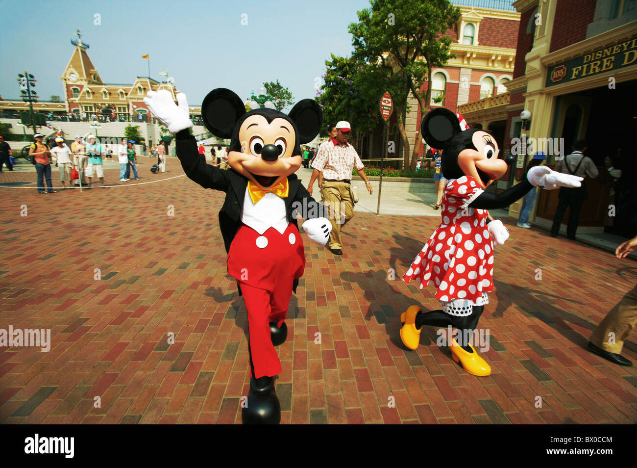 Mickey et Minnie accueillant les visiteurs, Main Street, Hong Kong Disneyland, Lantau Island, Hong Kong, Chine Banque D'Images