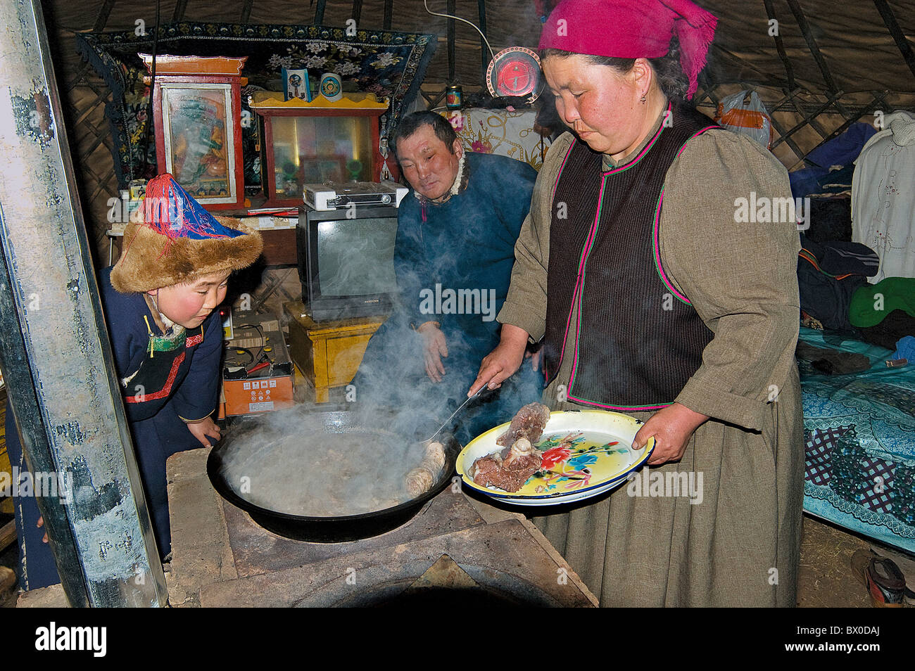 Ragoût de mouton femme faisant Bouriates, Bannière autonome Evenki, Hulunbuir, Mongolie intérieure, Chine Banque D'Images