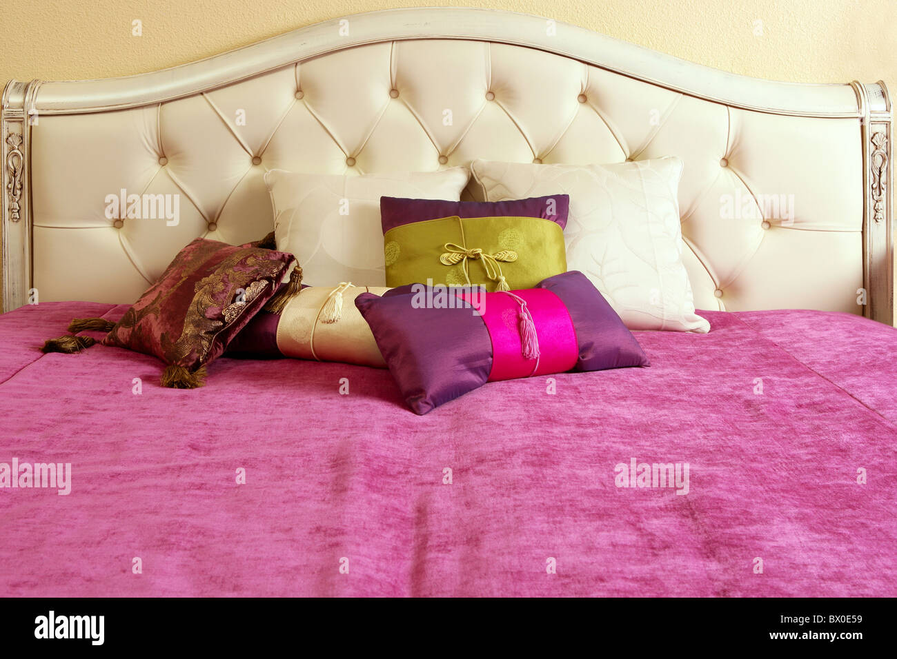 Boutons d'ameublement Diamant tête de lit oreillers colorés couverture rose  Photo Stock - Alamy