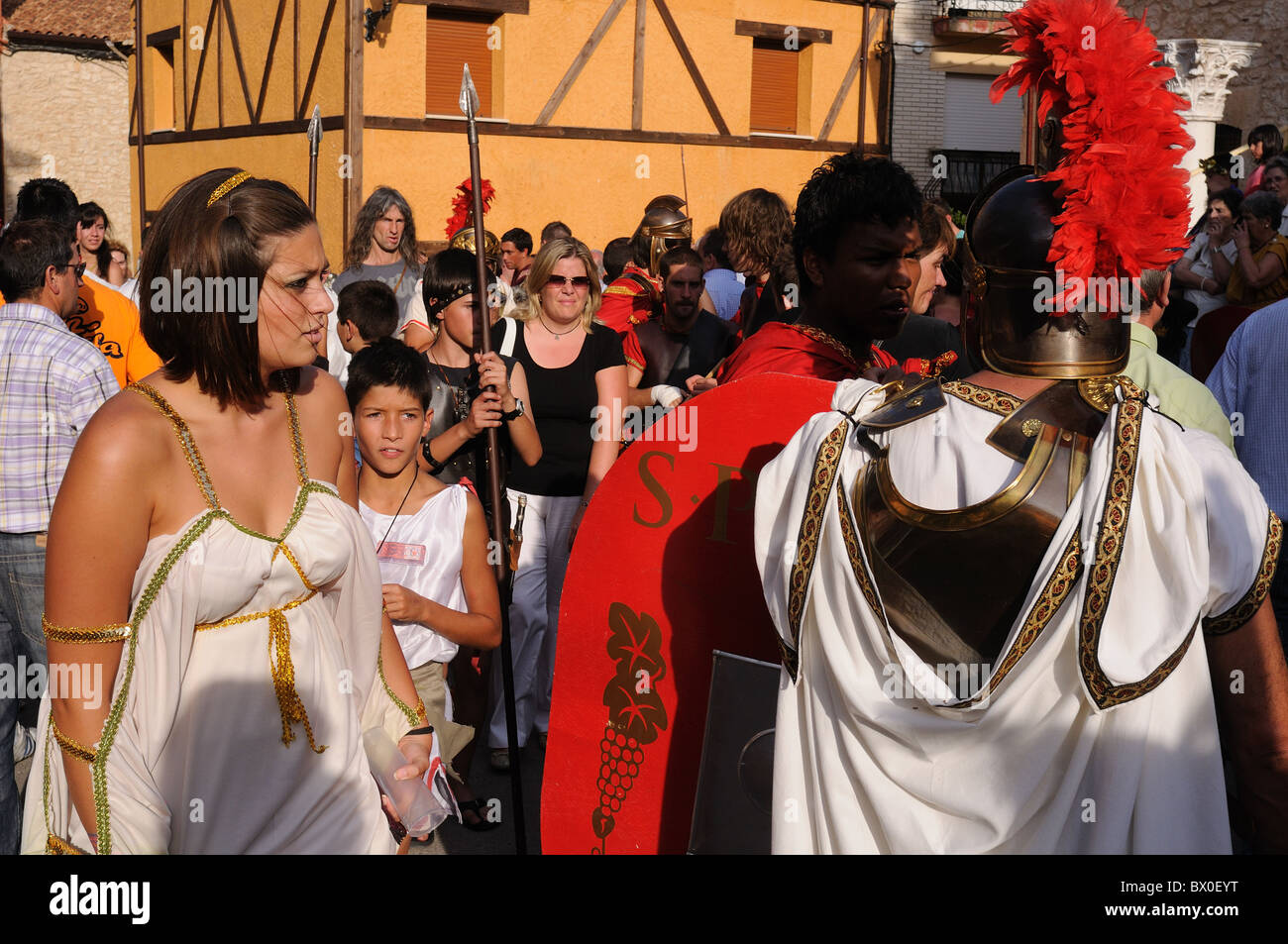Du festival romain Bacchus Dieu ' ' les gens sur la place principale au coucher de BAÑOS DE VALDEARADOS Burgos Espagne Banque D'Images