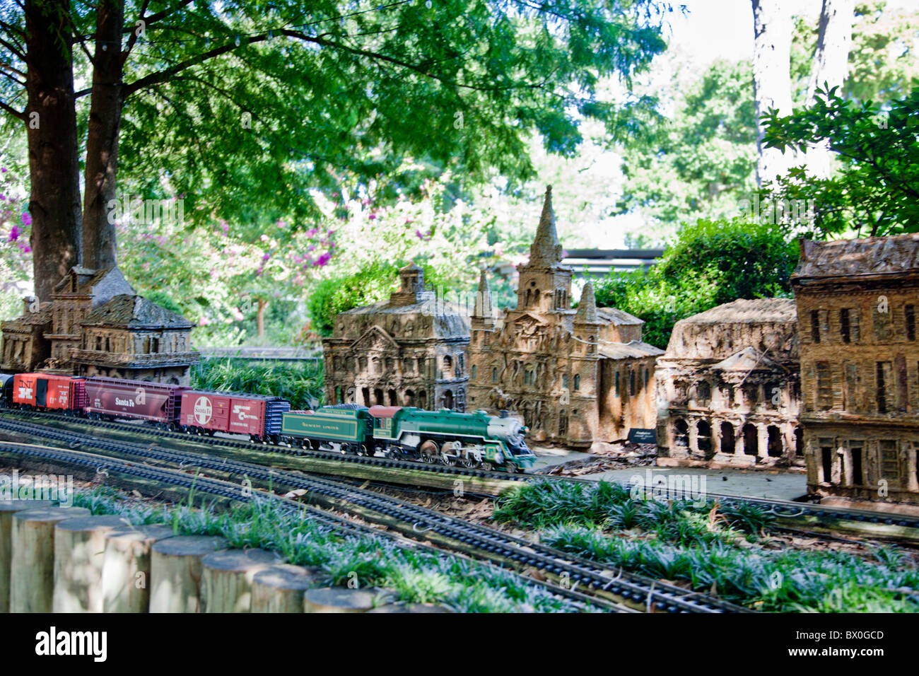 La Nouvelle Orleans Jardin Botanique miniature affiche des trains et tramways qui passent par une réplique du Quartier Français. Banque D'Images