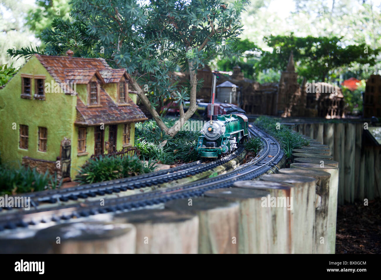 La Nouvelle Orleans Jardin Botanique miniature affiche des trains et tramways qui passent par une réplique du Quartier Français. Banque D'Images