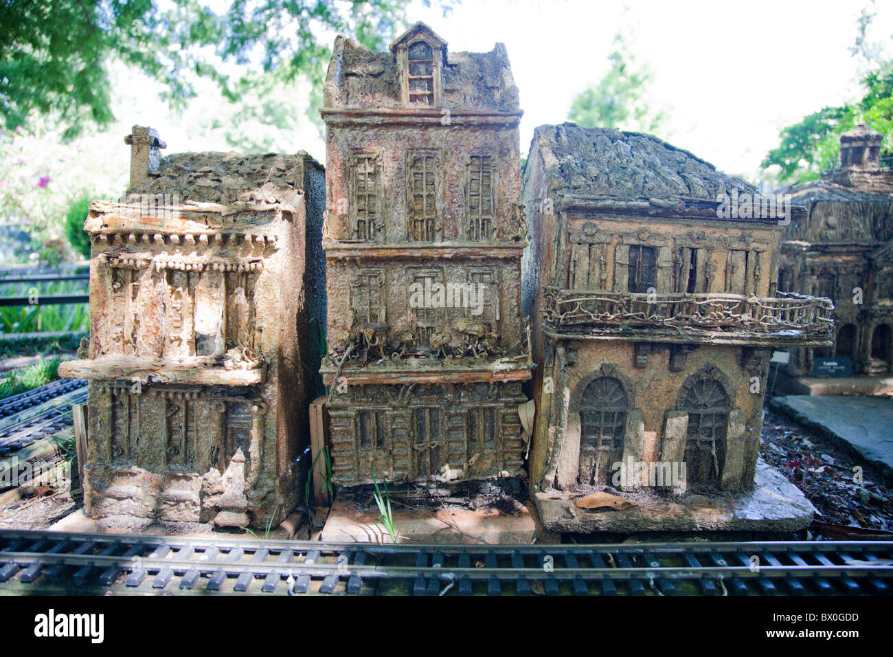 La Nouvelle Orleans Jardin Botanique miniature affiche des trains et tramways qui passent par une réplique du Quartier Français. Banque D'Images