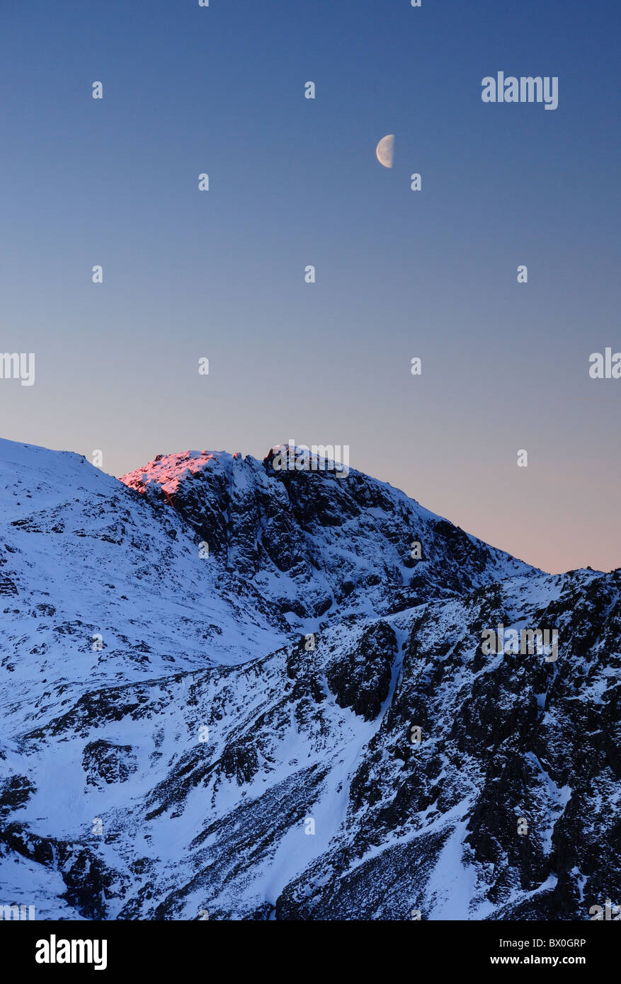 Moon Over Scafell en hiver dans le Lake District Banque D'Images