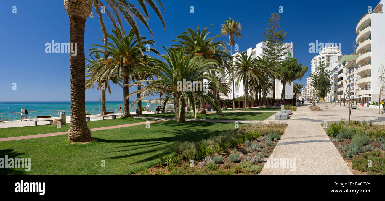 Portugl, l'Armacao de Pera, Algarve Gardens sur la promenade (et l'hôtel Holiday Inn) Banque D'Images