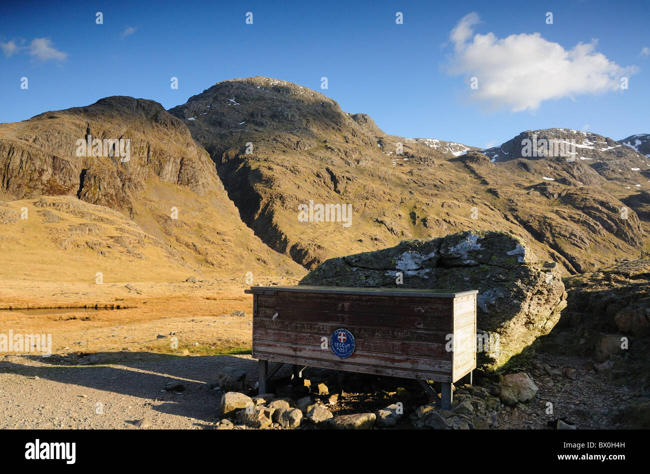 Boîte de civière à Styhead dans le Lake District. Grande fin est la montagne en arrière-plan Banque D'Images