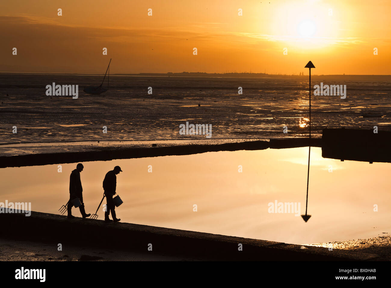Les pêcheurs revenant de creuser l'appât à Leigh on Sea, Essex Banque D'Images