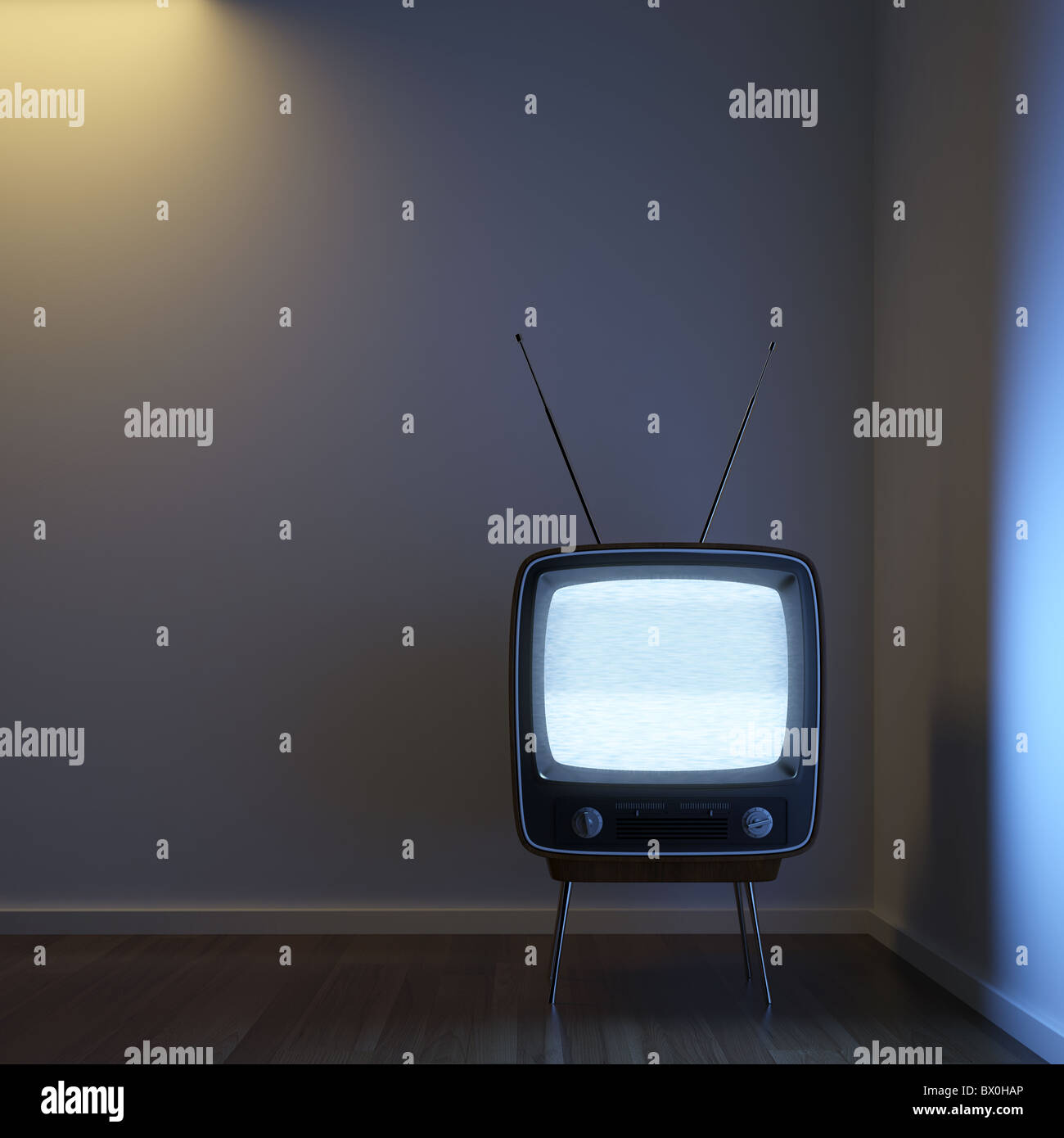 Un seul retro TV dans une chambre d'angle montrant le bruit du signal avec l'éclairage dramatique setup pour souligner le concept de solitude Banque D'Images