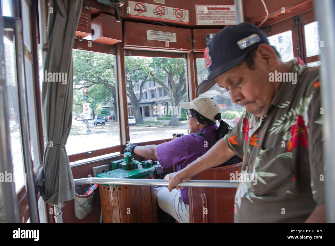 Depuis le xixe siècle, la Nouvelle Orléans St Charles Street tramways ont fourni aux résidents de transport. Banque D'Images