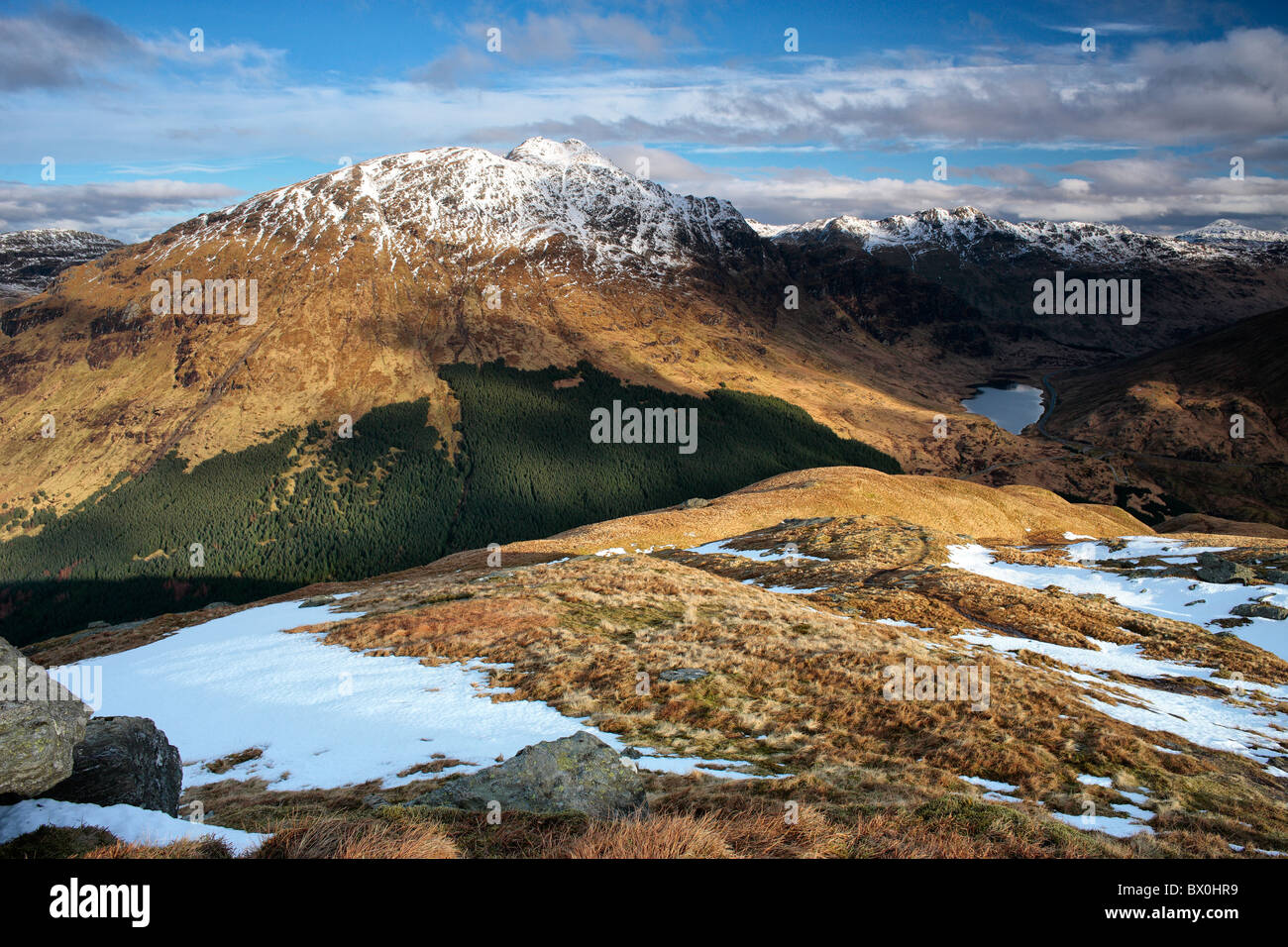 La vue vers le nord depuis les flancs de Ben Donich à la ville voisine de Corbett de Beinn une Lochain et les montagnes autour de Tyndrum Banque D'Images