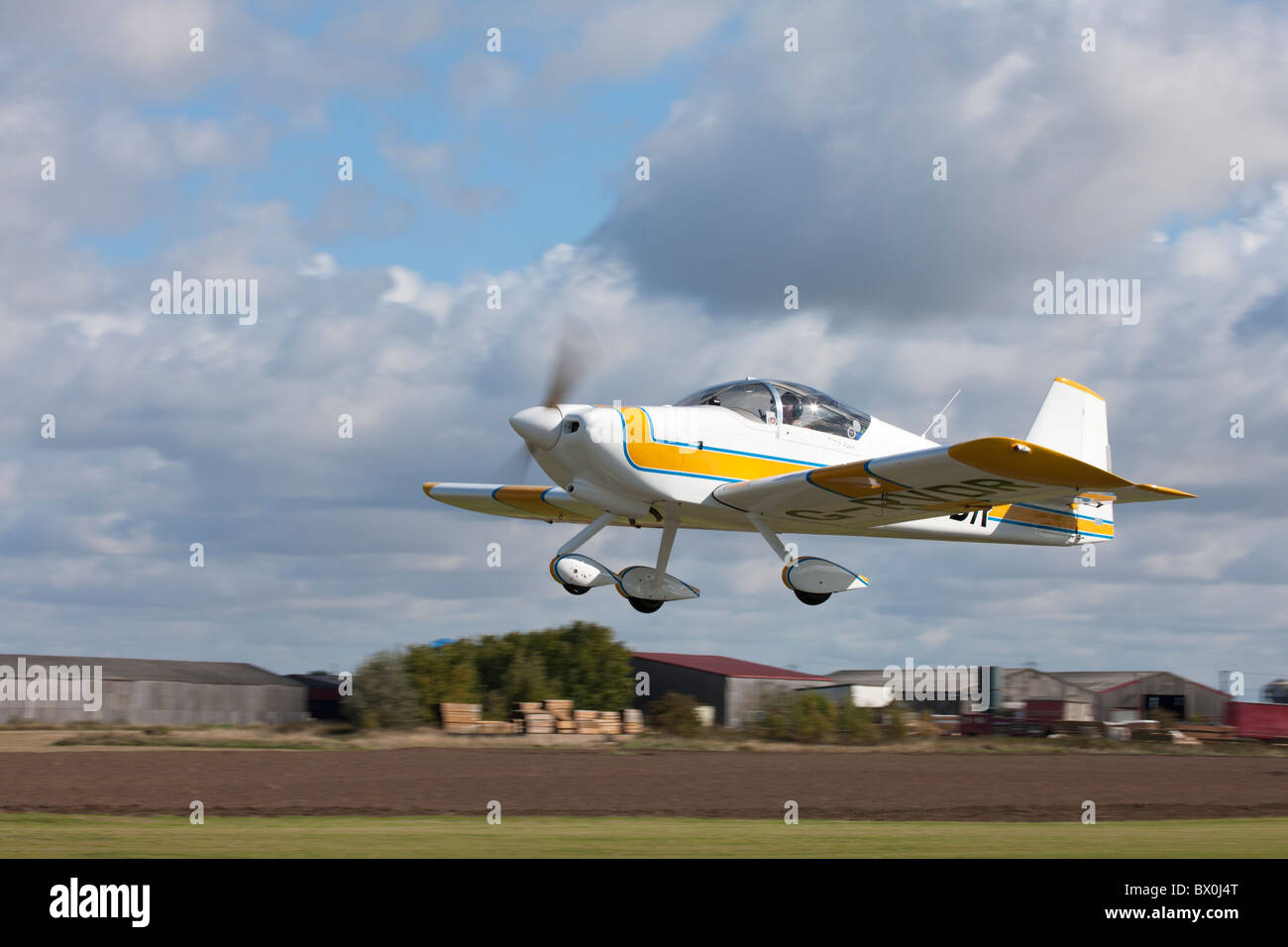 Cars RV-6A G-RVDR le décollage de Breighton Airfield Banque D'Images