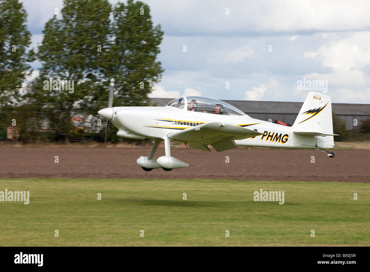 Cars RV-8 G-GCSP le décollage de Breighton Airfield Banque D'Images