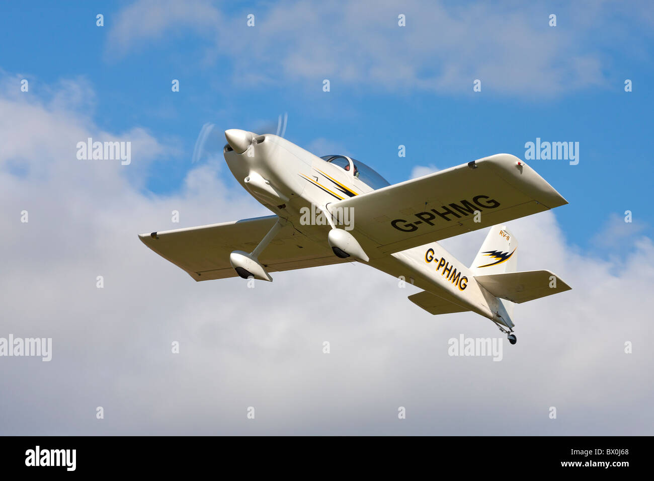 Cars RV-8 G-GCSP le décollage de Breighton Airfield Banque D'Images