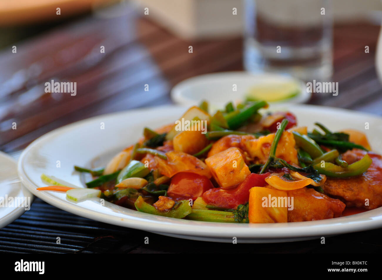 Poulet sauté dans un restaurant à Hoi An, Vietnam Banque D'Images