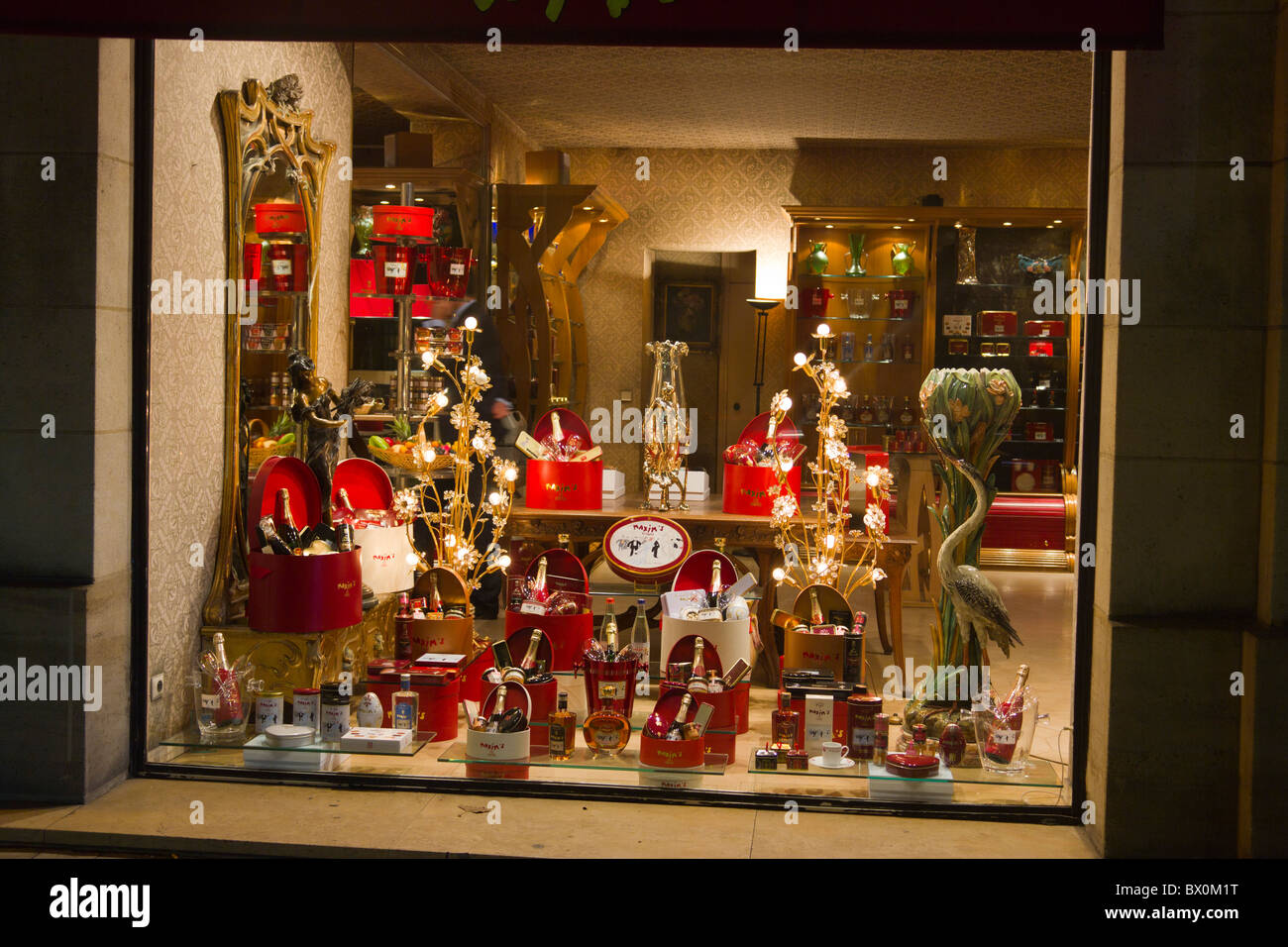 Maxim's boutique de luxe avec une décoration de Noël, rue Royale, Paris, France Banque D'Images