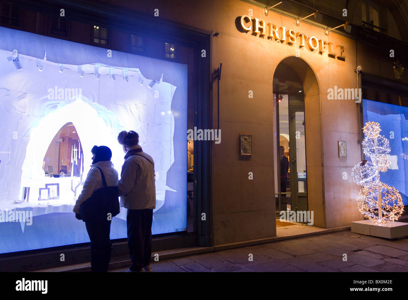 Christofle boutique de luxe avec affichage de Noël, rue Royale, Paris, France Banque D'Images