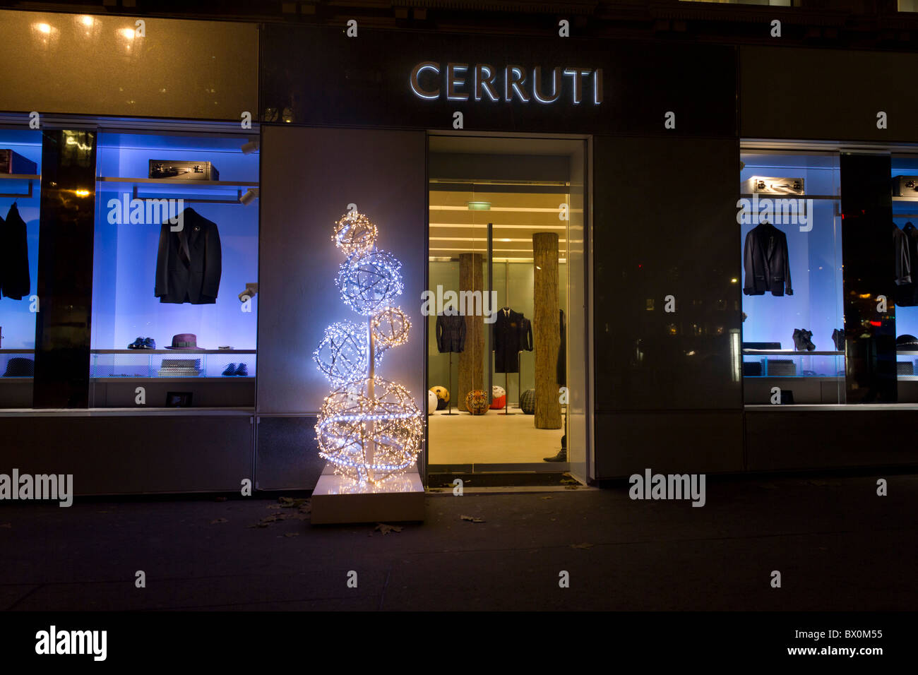 Boutique de mode de luxe Cerruti avec décoration de Noël, rue Royale, Paris, France Banque D'Images