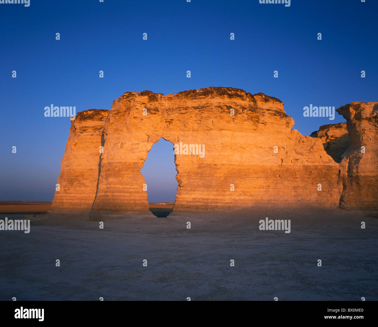 Début de la lumière du matin sur Arch, Keyhole Rocks National Monument Kansas USA Banque D'Images