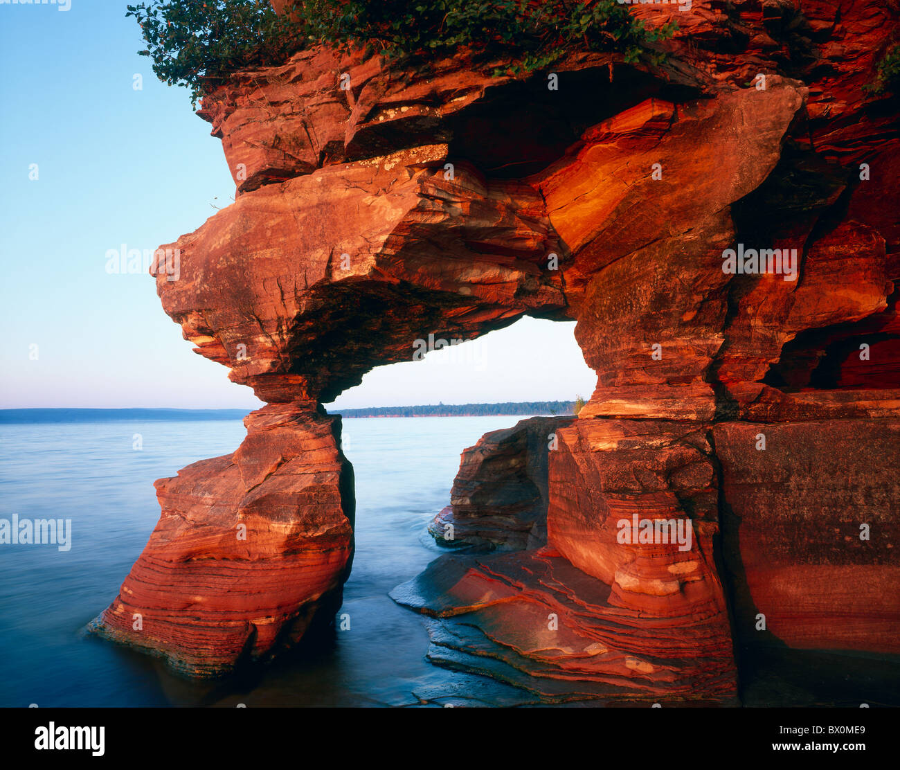 Arc de grès sur Sand Island Apostle Islands National Lakeshore Lake Superior Wisconsin USA, par Gary A Nelson/Dembinsky photo Assoc Banque D'Images