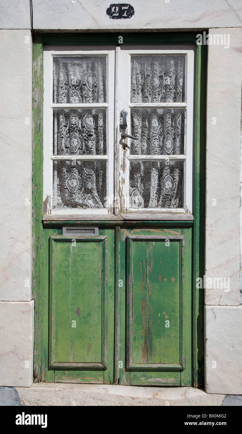 Porte en bois vert pâle rustique du village médiéval d''Estremoz Banque D'Images