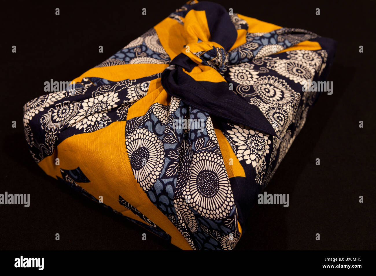 Furoshiki sont un type de tissu traditionnel japonais qui sont utilisés  pour transporter des vêtements, des cadeaux, ou d'autres objets Photo Stock  - Alamy