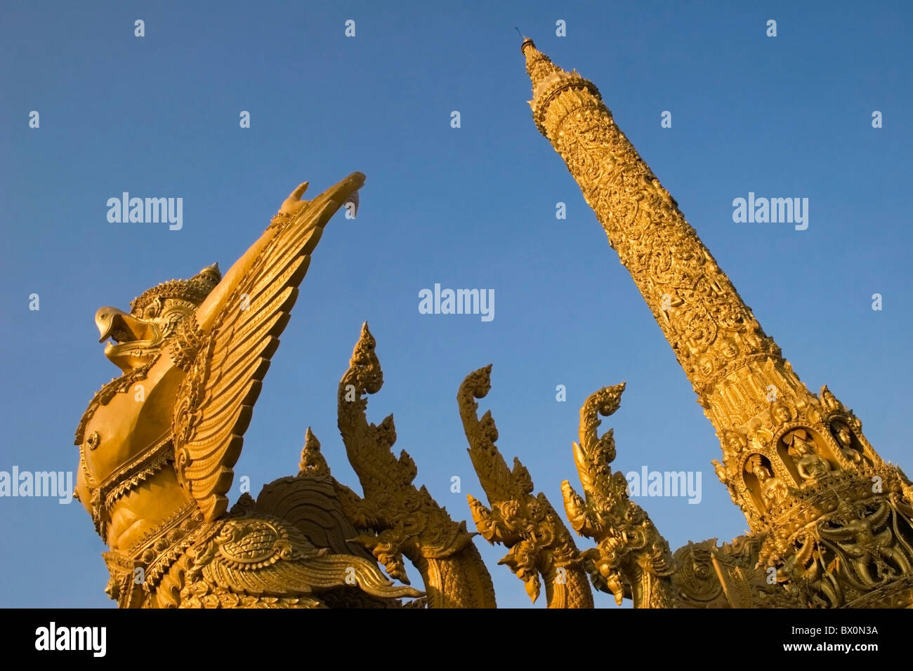 Une grande sculpture de cire de bougie la création est au centre d'un champ d'herbe à Ubon Ratchathani, en Thaïlande. Banque D'Images