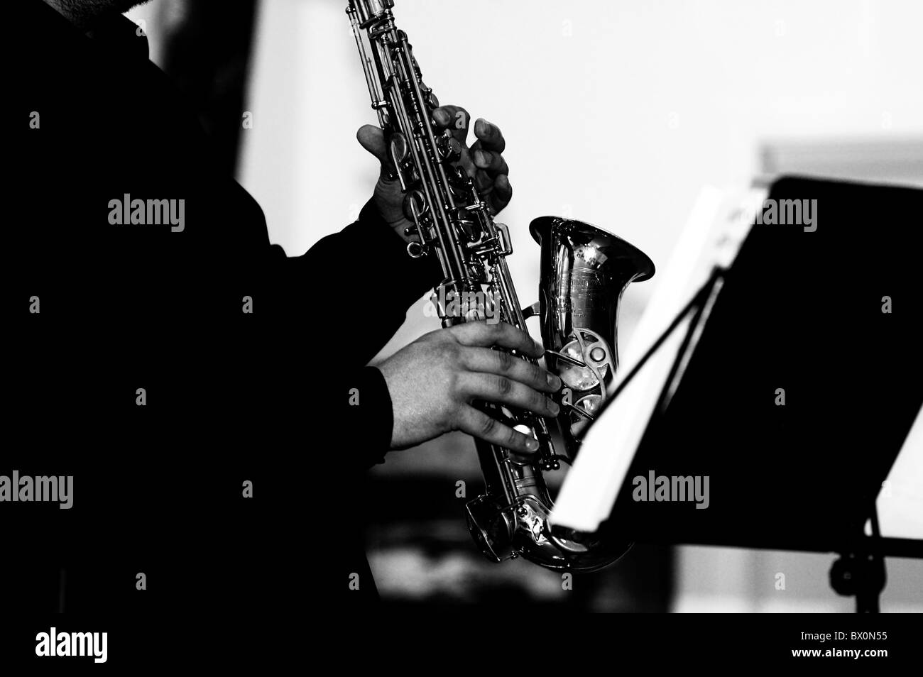 Musicien joue du saxophone. saxophone brille en surface et brillant . Seulement Sax, de la musique et mains de joueur. Nostalgie Banque D'Images