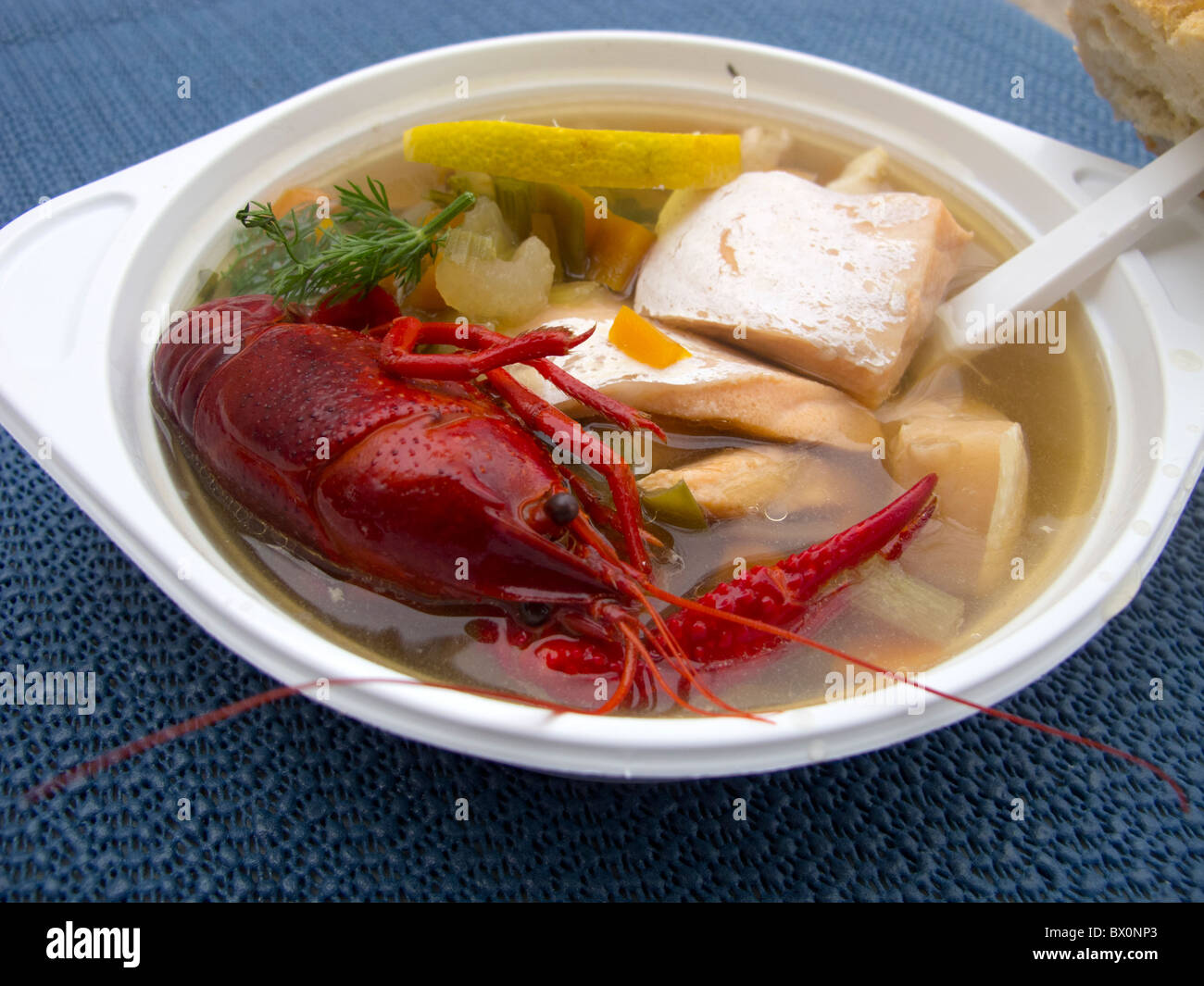 La soupe de poisson servi dans un marché d'agriculteurs à Prenzlauer Berg à Berlin en hiver Banque D'Images